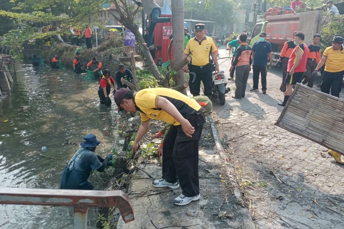 Polisi Sidoarjo dan Sungai Watch Bersih Sungai Cegah Banjir Polisi Sidoarjo dan Sungai Watch Bersih Sungai Cegah Banjir