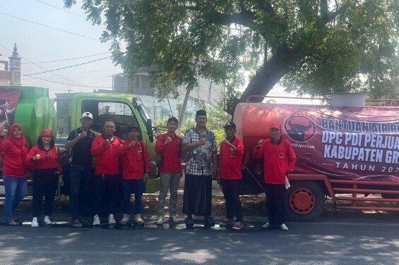 DPC PDIP Gresik Kirim 20 Ribu Liter Air Bersih ke Pesisir