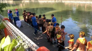 Hari Habitat Sedunia: SDN Ketabang 1 Surabaya Tebar Ribuan Benih Ikan Hari Habitat Sedunia: SDN Ketabang 1 Surabaya Tebar Ribuan Benih Ikan