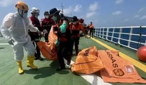 Penyelam Basarnas Temukan Banyak Jasad di Kamar Penumpang KM Virgo Penyelam Basarnas Temukan Banyak Jasad di Kamar Penumpang KM Virgo