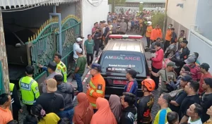 Pintu Kamar Terkunci, Dua Anak Terjebak Kebakaran Rumah di Surabaya. Pintu Kamar Terkunci, Dua Anak Terjebak Kebakaran Rumah di Surabaya.
