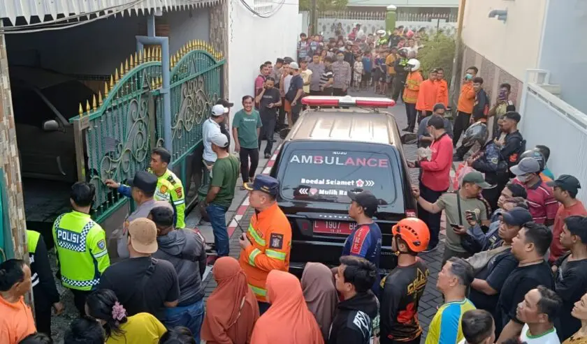 Pintu Kamar Terkunci, Dua Anak Terjebak Kebakaran Rumah di Surabaya. Pintu Kamar Terkunci, Dua Anak Terjebak Kebakaran Rumah di Surabaya.