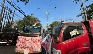 Ratusan Sopir Truk GSJT Demo Protes Barcode BBM Ratusan Sopir Truk GSJT Demo Protes Barcode BBM