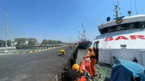 Tug Boat Tenggelam di Bawean, Basarnas Evakuasi Delapan ABK Tug Boat Tenggelam di Bawean, Basarnas Evakuasi Delapan ABK