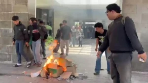 Tolak Rektor Baru, Mahasiswa UINSA Protes UKT & Fasilitas