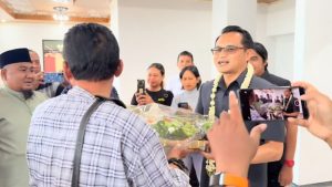 Warga Hadiahi Widarto Tumpeng Usai Tolak Utang Jember Rp786 M
