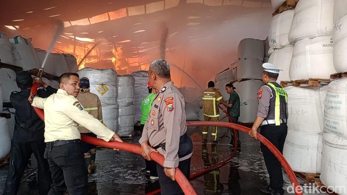 Gudang Pabrik Wings Gresik Terbakar, Korban Jiwa Nihil Gudang Pabrik Wings Gresik Terbakar, Korban Jiwa Nihil