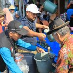 Pemkab Gresik dan FOZ Salurkan 36 Ribu Liter Air Bersih