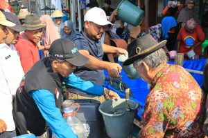 Pemkab Gresik dan FOZ Salurkan 36 Ribu Liter Air Bersih