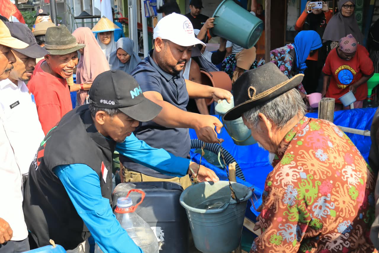 Pemkab Gresik dan FOZ Salurkan 36 Ribu Liter Air Bersih Pemkab Gresik dan FOZ Salurkan 36 Ribu Liter Air Bersih