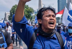 Massa FSPMI Demo Kantor Gubernur Jatim Tuntut UMK 2027 Naik