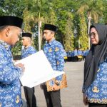 HUT ke-81 Jatim, Bupati Gresik Serahkan SK PPPK Paruh Waktu