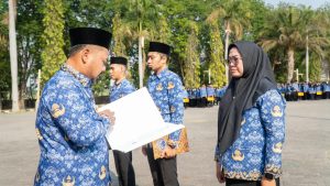 HUT ke-81 Jatim, Bupati Gresik Serahkan SK PPPK Paruh Waktu