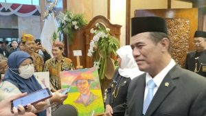 Seniman Lukis On The Spot Wajah Mentan Arman di HUT Jatim