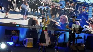 Penampilan Yodeling & Waltz Meriahkan Oktoberfest ke-11 di DoubleTree Surabaya