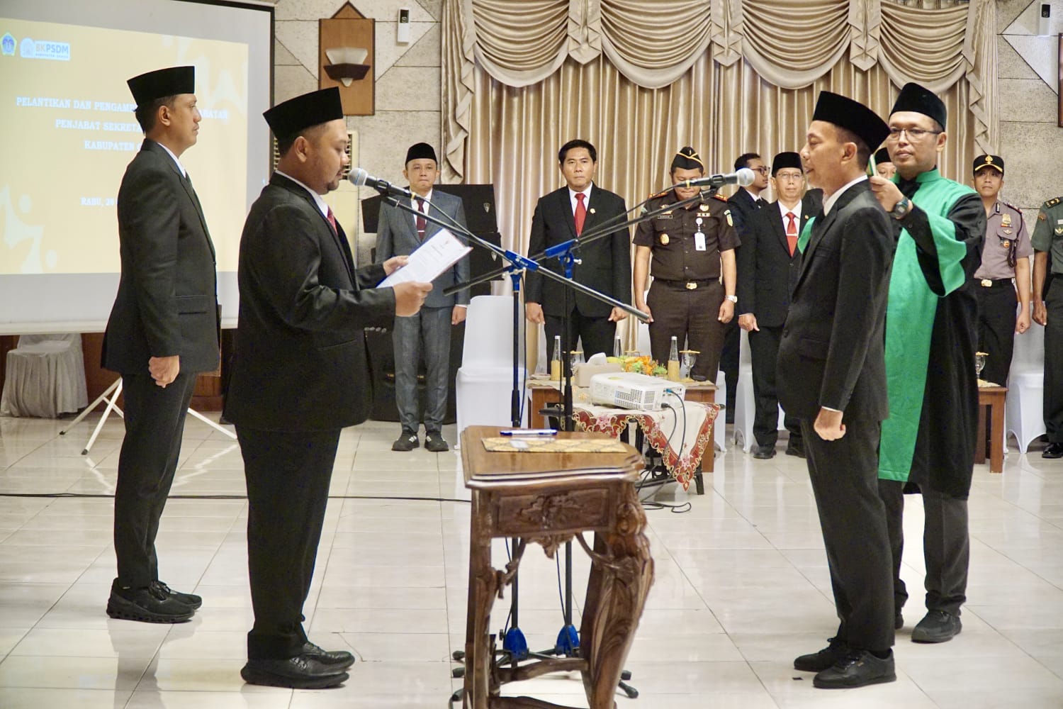 Bupati Gresik Yani Melantik Edy Hadisiswoyo Sebagai Pj Sekda Gresik Bupati Gresik Yani Melantik Edy Hadisiswoyo Sebagai Pj Sekda Gresik