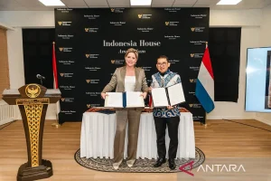 Keren! Menbud Fadli Zon Pulangkan 30 Ribu Artefak dari Belanda Keren! Menbud Fadli Zon Pulangkan 30 Ribu Artefak dari Belanda