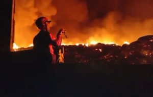Asap Kebakaran Gudang Ban di Trowulan Ganggu Warga 4 Hari