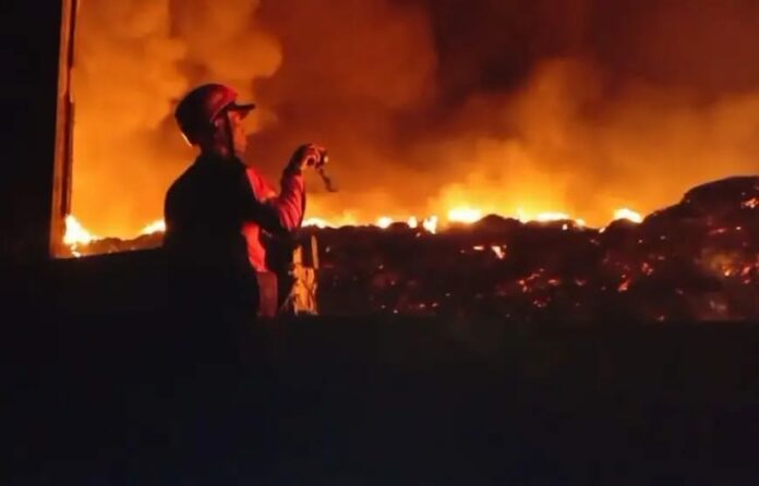 Asap Kebakaran Gudang Ban di Trowulan Ganggu Warga 4 Hari Asap Kebakaran Gudang Ban di Trowulan Ganggu Warga 4 Hari