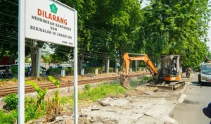 Abaikan SP3, Puluhan Bangunan Liar Frontage Sidoarjo Dibongkar Abaikan SP3, Puluhan Bangunan Liar Frontage Sidoarjo Dibongkar
