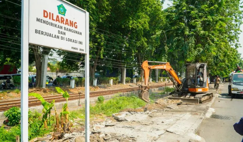 Abaikan SP3, Puluhan Bangunan Liar Frontage Sidoarjo Dibongkar Abaikan SP3, Puluhan Bangunan Liar Frontage Sidoarjo Dibongkar