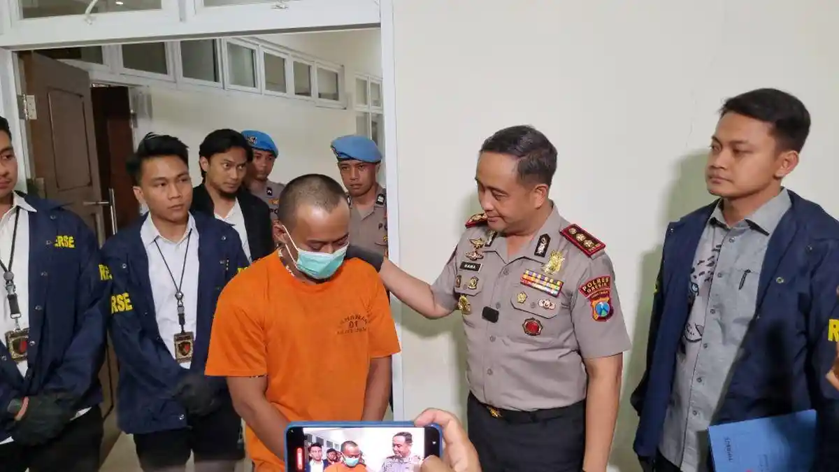 Polres Gresik Tangkap DC Pinjol yang Ancam Sebar Foto Syur Polres Gresik Tangkap DC Pinjol yang Ancam Sebar Foto Syur