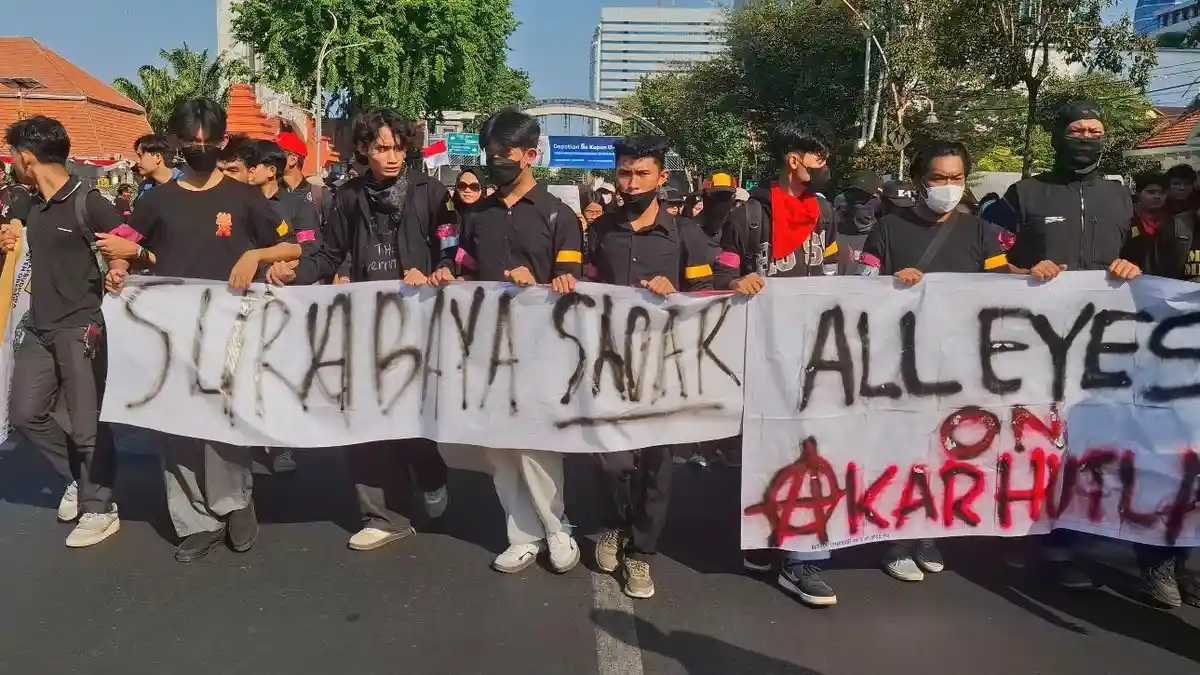 Demo 2 Tahun Prabowo-Gibran di Surabaya Soroti MBG dan Karhutla Demo 2 Tahun Prabowo-Gibran di Surabaya Soroti MBG dan Karhutla