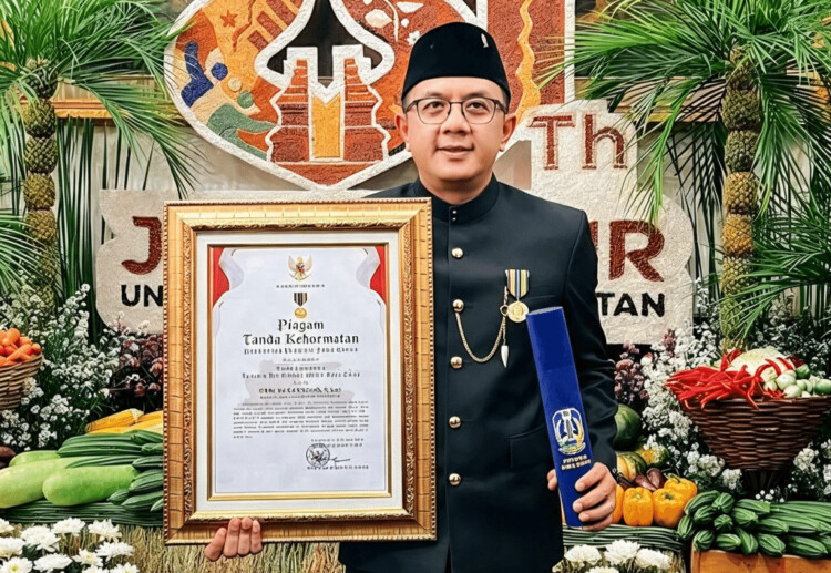 Kawal Aspirasi, Deni Wicaksono Raih Lencana Emas Jatim Kawal Aspirasi, Deni Wicaksono Raih Lencana Emas Jatim