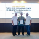 Bupati Gresik Beri Penghargaan Puluhan Pendonor Darah 50 Kali
