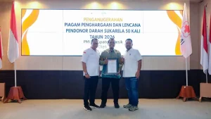 Bupati Gresik Beri Penghargaan Puluhan Pendonor Darah 50 Kali