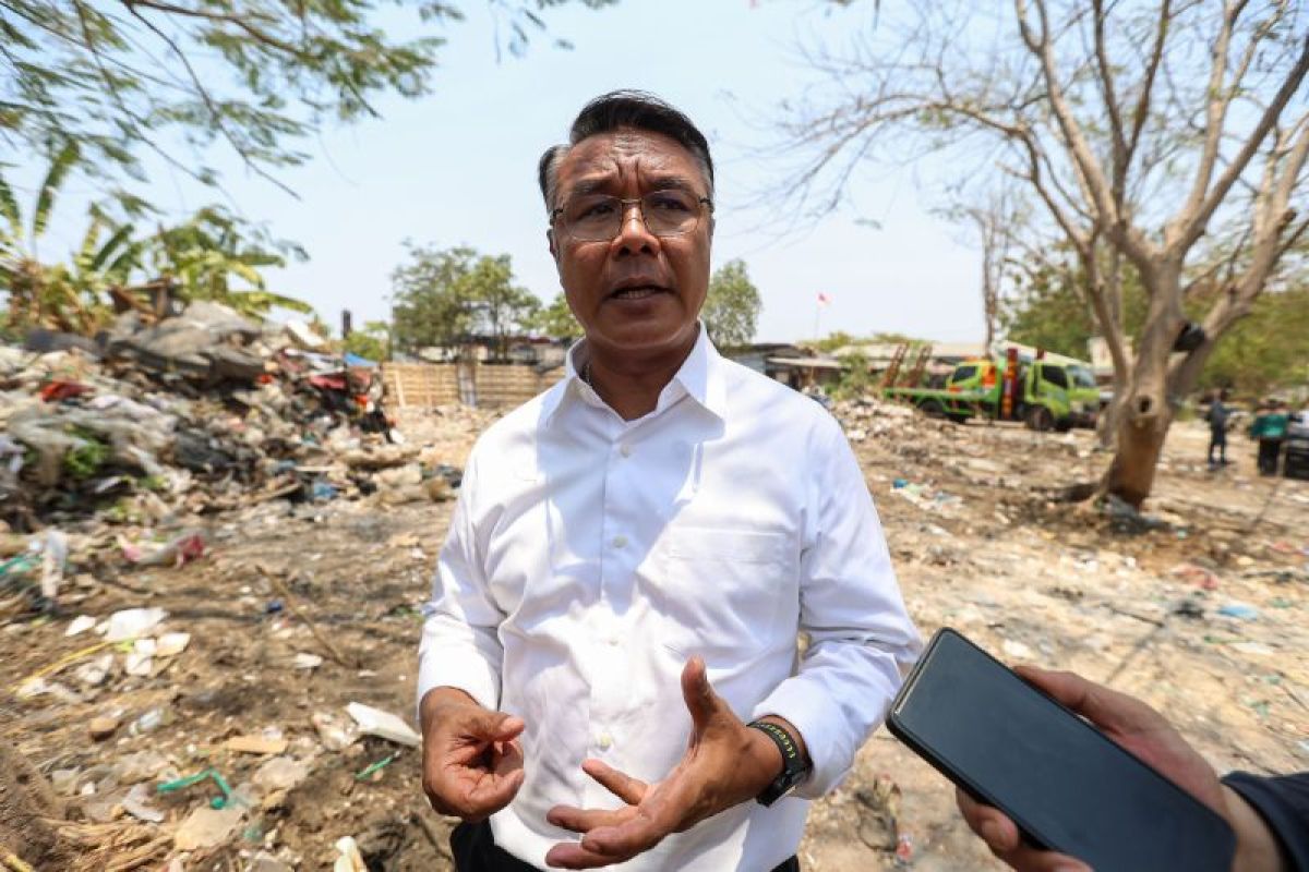 OTT Buang Sampah, 4 Warga Surabaya Didenda hingga Nyapu Jalan OTT Buang Sampah, 4 Warga Surabaya Didenda hingga Nyapu Jalan