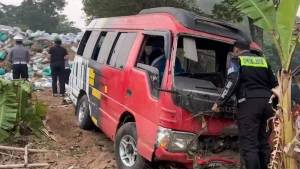 Elf Wisatawan Bojonegoro Rem Blong di Jurang Gotekan Pacet Mojokerto
