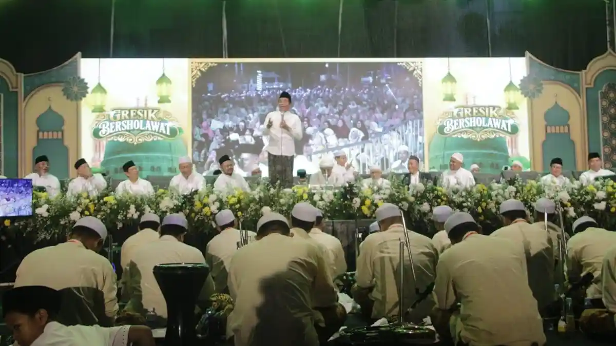 Ribuan Jamaah Padati Pemkab Gresik Bersholawat Minta Hujan Ribuan Jamaah Padati Pemkab Gresik Bersholawat Minta Hujan
