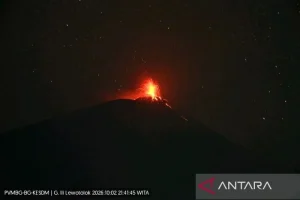 Erupsi Ili Lewotolok Lava Mengalir: Warga Lembata NTT Waspada