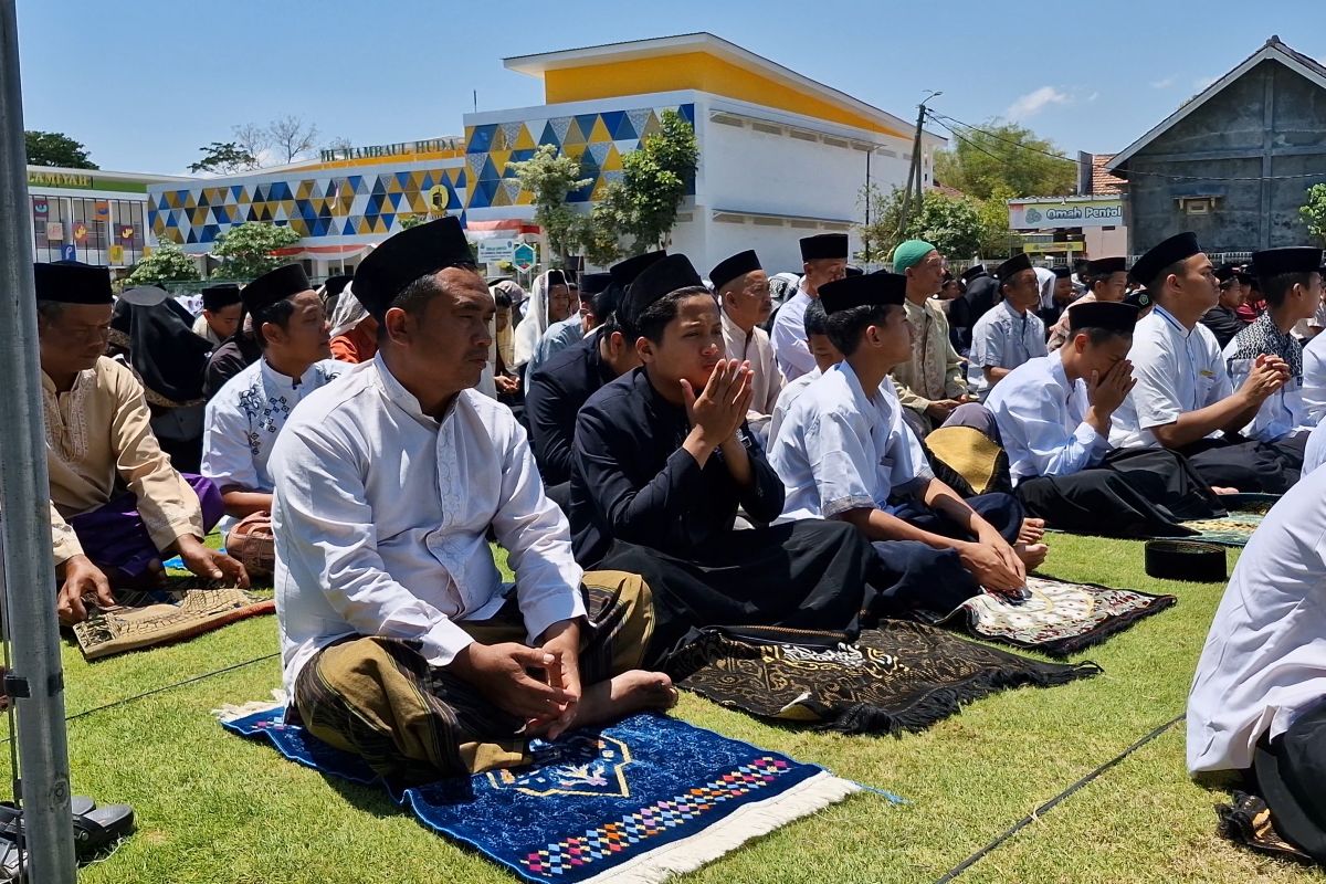 Salat Istisqa di Ponorogo, Ribuan Santri Doakan Karhutla Padam Salat Istisqa di Ponorogo, Ribuan Santri Doakan Karhutla Padam