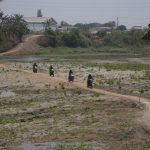 Unik! Sungai Brantas Mengering Jadi Jalan Pintas Mojokerto-Sidoarjo