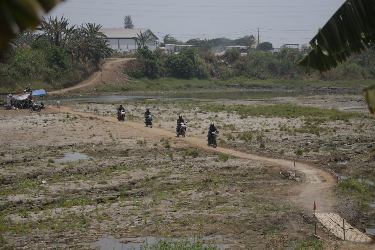 Unik! Sungai Brantas Mengering Jadi Jalan Pintas Mojokerto-Sidoarjo Unik! Sungai Brantas Mengering Jadi Jalan Pintas Mojokerto-Sidoarjo