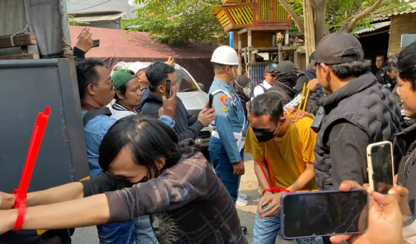 Polisi Tangkap 19 Orang saat Gerebek Narkoba Jalan Kunti Surabaya Polisi Tangkap 19 Orang saat Gerebek Narkoba Jalan Kunti Surabaya