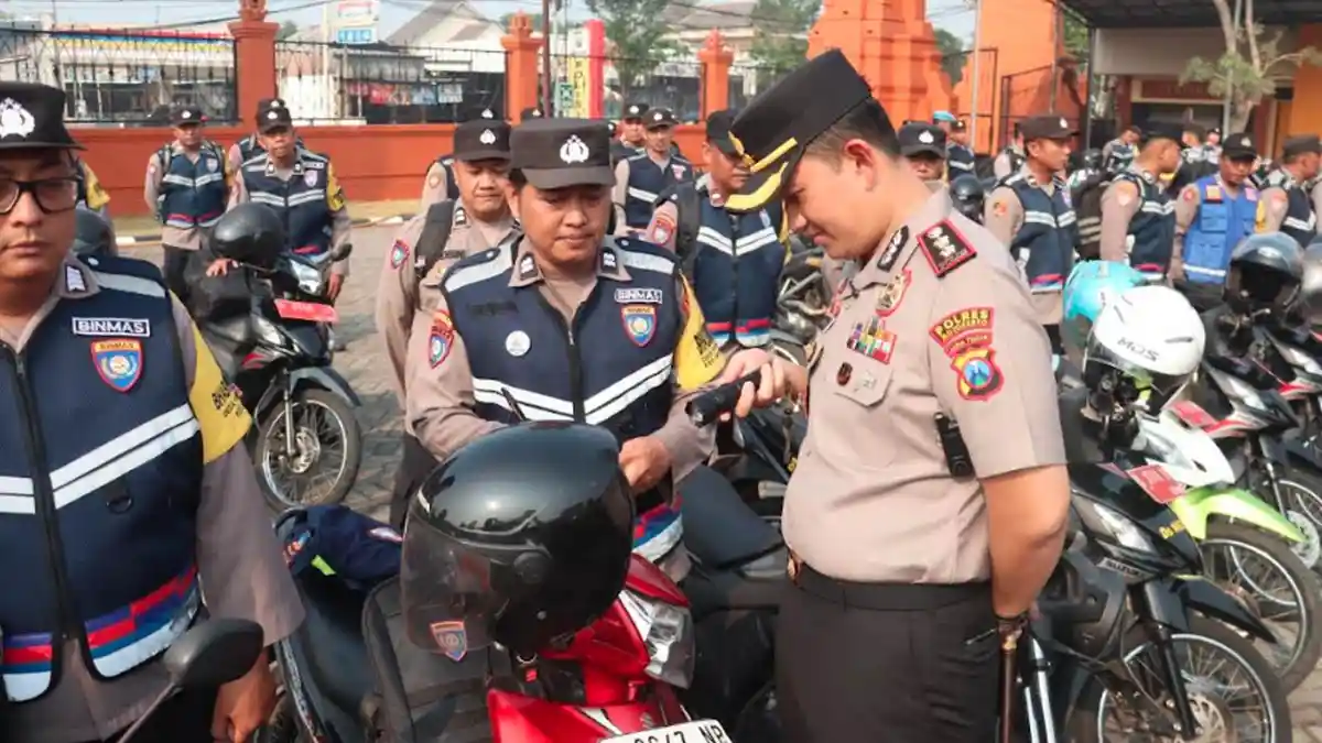 Kapolres Mojokerto Cek Personel Bhabinkamtibmas dan Beri Instruksi Khusus Kapolres Mojokerto Cek Personel Bhabinkamtibmas dan Beri Instruksi Khusus