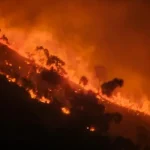 Kobaran Api di Puncak Gunung Arjuno Terlihat dari Tol Pandaan