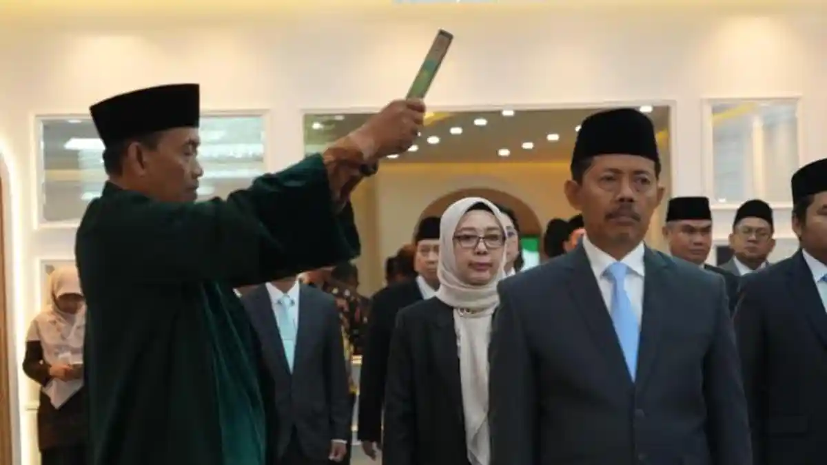 Profesor Masdar Hilmy Kembali Pimpin UINSA Periode 2026-2030 Profesor Masdar Hilmy Kembali Pimpin UINSA Periode 2026-2030