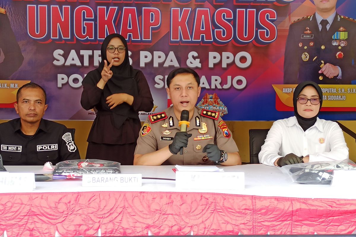 8 WN Vietnam Sindikat Penipuan di Sidoarjo Ditangkap 8 WN Vietnam Sindikat Penipuan di Sidoarjo Ditangkap