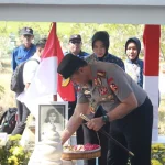 Kapolri Ziarah ke Makam Pahlawan Nasional Marsinah di Jatim