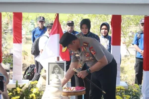 Kapolri Ziarah ke Makam Pahlawan Nasional Marsinah di Jatim Kapolri Ziarah ke Makam Pahlawan Nasional Marsinah di Jatim
