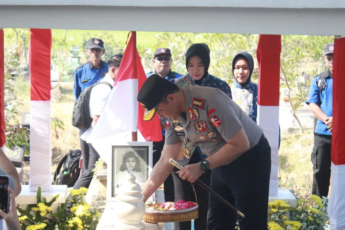 Kapolri Ziarah ke Makam Pahlawan Nasional Marsinah di Jatim Kapolri Ziarah ke Makam Pahlawan Nasional Marsinah di Jatim
