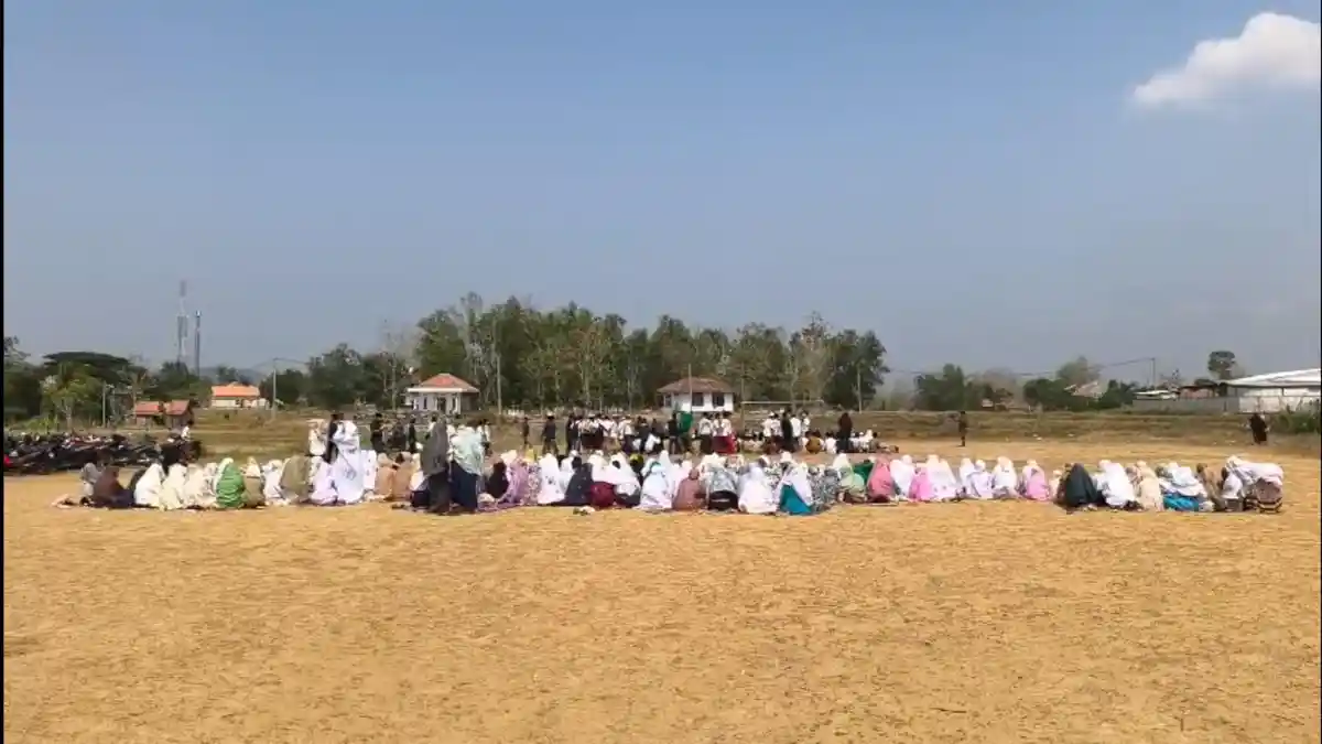Dampak Kemarau Panjang, Warga Bangkalan Gelar Salat Minta Hujan