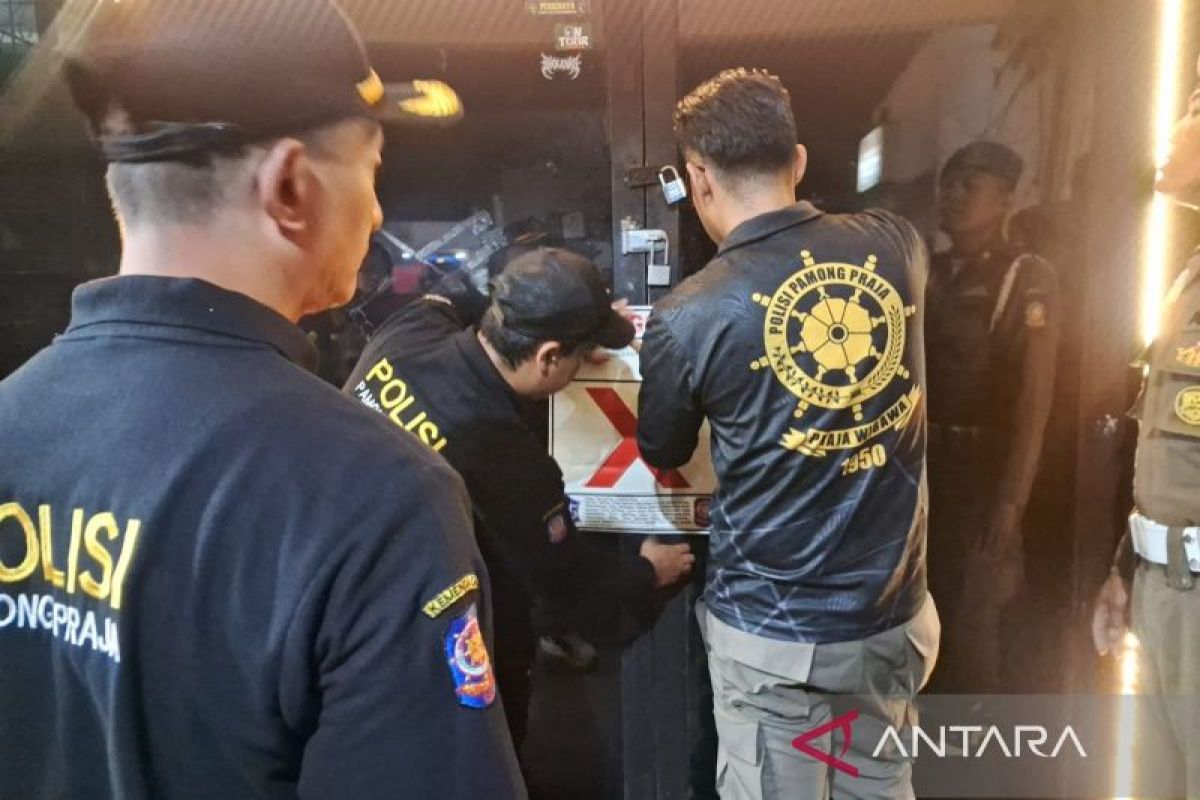 Satpol PP Surabaya Segel 3 Toko Miras Ilegal Satpol PP Surabaya Segel 3 Toko Miras Ilegal