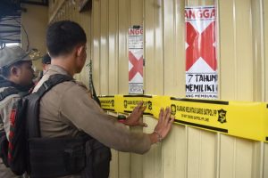 Pemkot Surabaya Segel 23 Kios Buah Tak Berizin di Tanjungsari