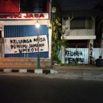 Gagal Berangkat, Jamaah Umrah Segel Ruko Travel di Mojokerto