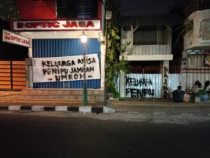 Gagal Berangkat, Jamaah Umrah Segel Ruko Travel di Mojokerto Gagal Berangkat, Jamaah Umrah Segel Ruko Travel di Mojokerto